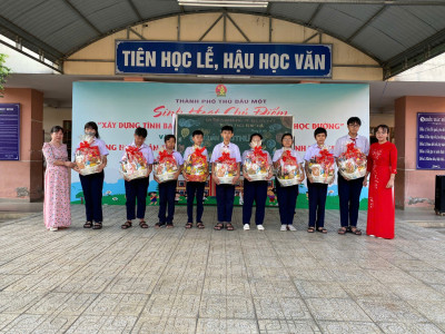 Liên đội THCS Định Hòa phối hợp với nhà trường tổ chức chương trình "MÙA XUÂN CHO EM"